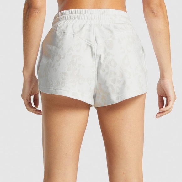 Gymshark Animal Graphic Short - Picture 2 of 13